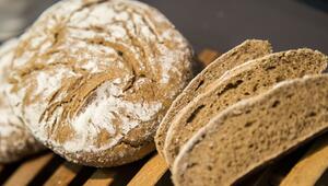 Ein Bort und ein paar Brotscheiben auf einem Brett