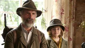 "Der Buchspazierer": Schascha (Yuna Bennett, r.) und ihr Mentor Carl (Christoph Maria Herbst) ...