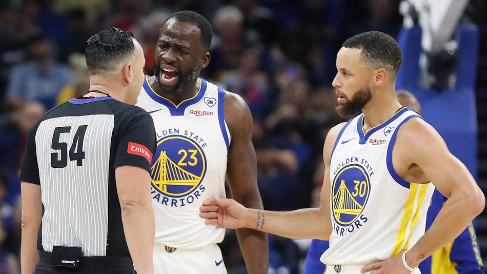 Draymond Green diskutiert mit Referee Ray Acosta über seinen Platzverweis