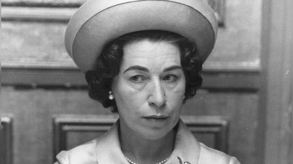 Jeannette Charles 1974 als Queen Elizabeth.