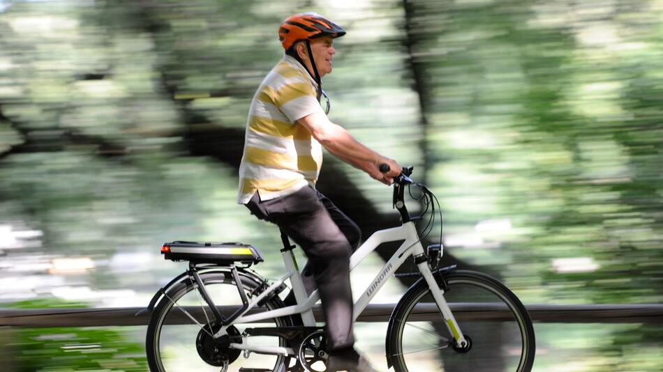 Ein Senior auf einem E-Bike