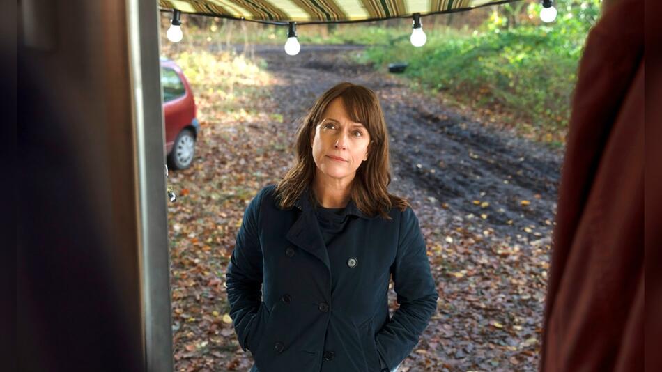 "Polizeiruf 110: Widerfahrnis": Doreen Brasch (Claudia Michelsen) vor dem Lovemobil.