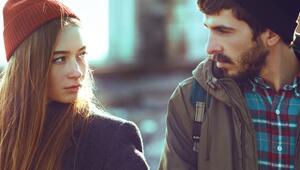 Paar schaut sich kritisch an