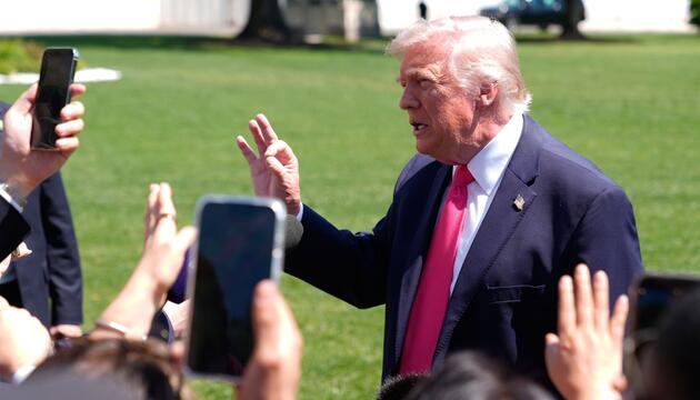 US-Präsident Donald Trump spricht mit Reportern.