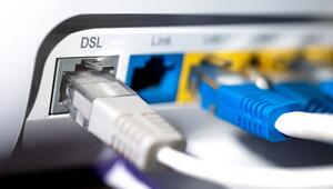 Netzwerkkabel (LAN-Kabel) stecken in einem Router