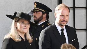 Königin Mette-Marit und König Haakon bei der Trauerfeier für die verstorbene Prinzessin Astrid.