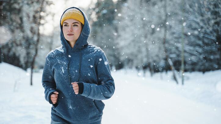 Frau joggt im Winter