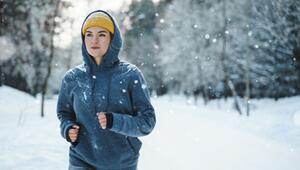 Frau joggt im Winter