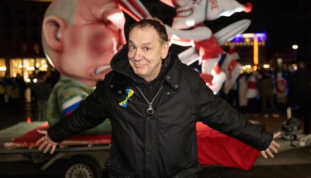 Künstler Jacques Tilly vor seinem diesjährigen Mottowagen