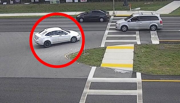 Völlig absurd: Mann fährt auf Highway einfach rückwärts