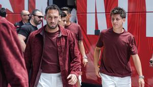 Hakan Calhanoglu (l.) und Arda Güler kurz vor dem Abflug in die USA.