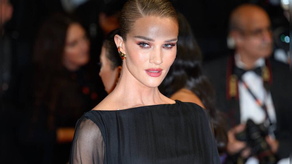 Rosie Huntington-Whiteley teilte ein Nacktbild im Netz.