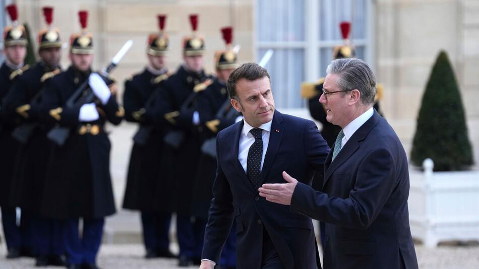 Emmanuel Macron (l) und Keir Starmer