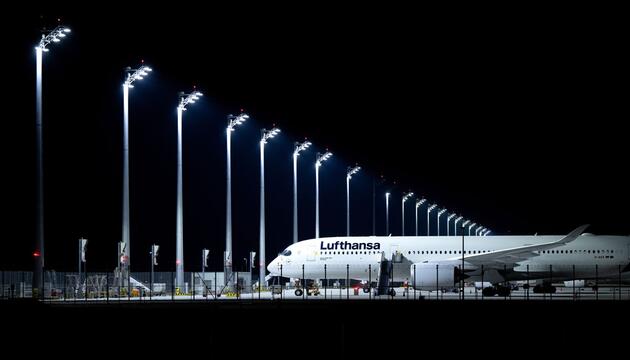 Ein Flugzeug der Lufthansa steht am Flughafen München
