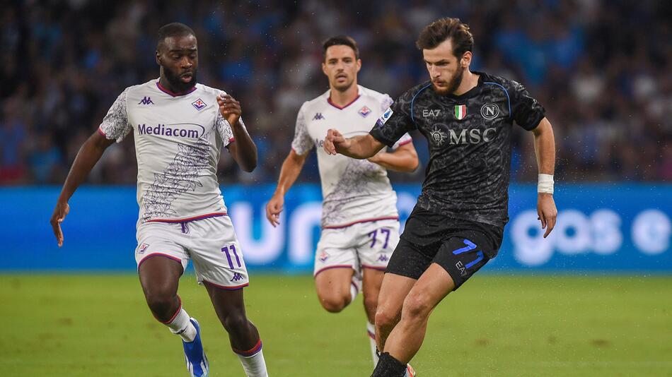 Jonathan Ikone (AC Fiorentina) und Khvicha Kvaratskhelia (SSC Napoli) kämpfen um den Ball.