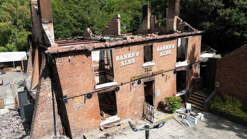 Nach Brand im Pub "The Crooked House" in Großbritannien