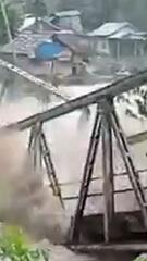 Fluss reißt Brücke in Indonesien mit