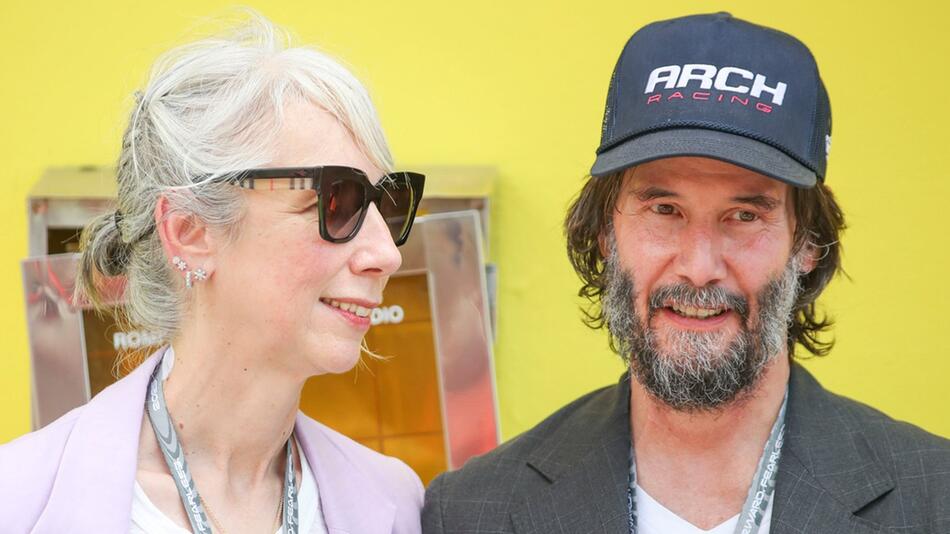 Alexandra Grant und Keanu Reeves verfolgten das Motorrad-Rennen in Mugello im Partnerlook: Beide ...