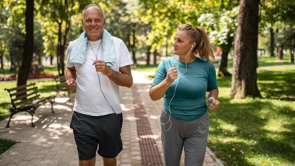 Pärchen joggt im Park