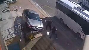 In Treppe gekracht: Autofahrer in der Türkei verfehlt nur knapp zwei Fußgänger