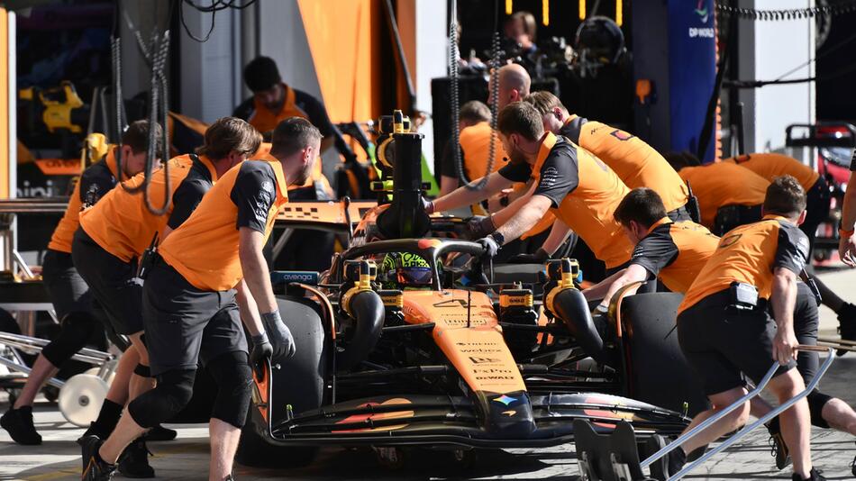 Lando Norris und seine McLaren-Crew