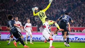 Frankfurts Torwart Kaua Santos patzt beim 1:1 von Stuttgart.