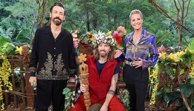 Dschungelkönig Gil Ofarim mit den Moderatoren Jan Köppen und Sonja Zietlow.