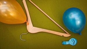 Luftballons liegen neben einem Kleiderbügel