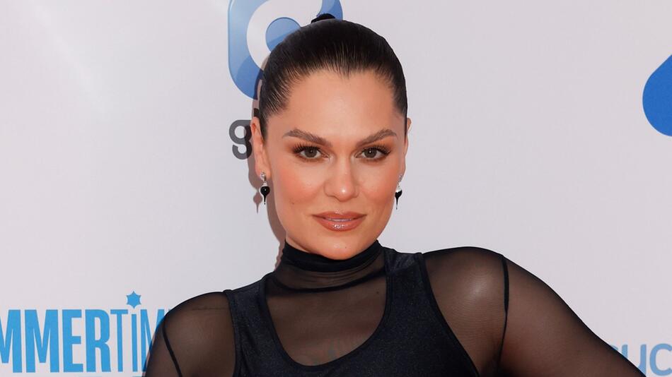 Jessie J meldete sich mit einem Krankenhaus-Bild bei ihren Fans.