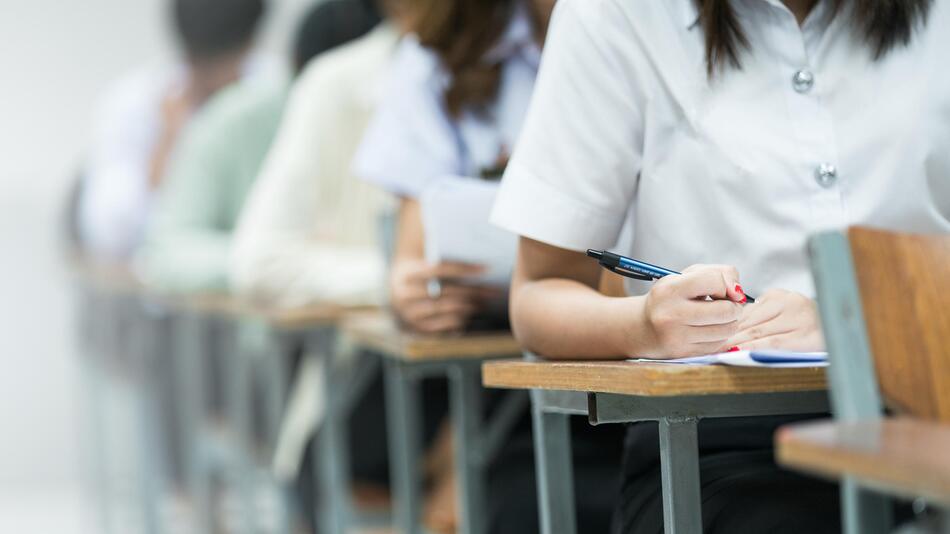Schüler schreiben eine Prüfung