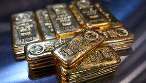 Goldbarren liegen in einem Tresor auf einem Tisch