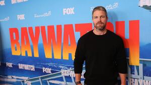Stephen Amell übernimmt im "Baywatch"-Reboot die Hauptrolle. Einst war David Hasselhoff der Star ...