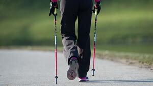 Person beim Nordic Walking