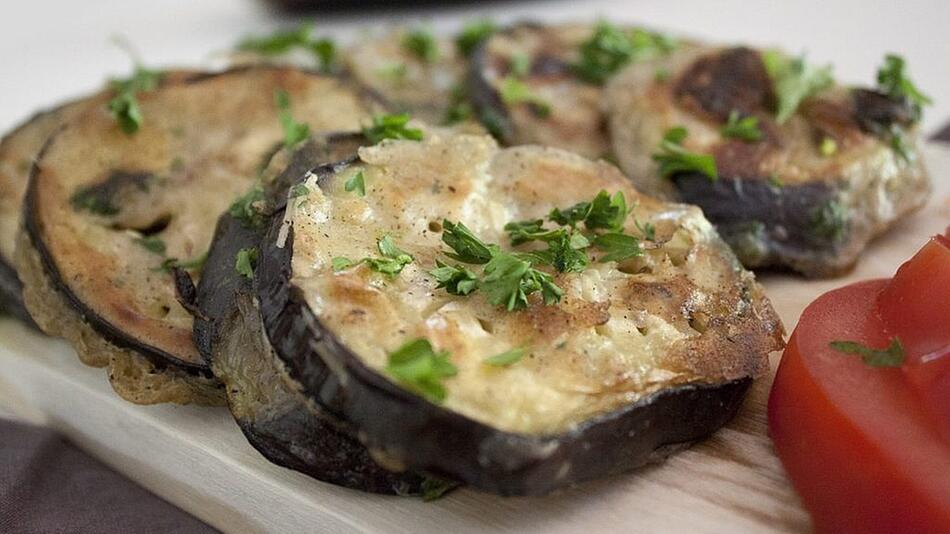 Gebratene Aubergine mit Kräutern.