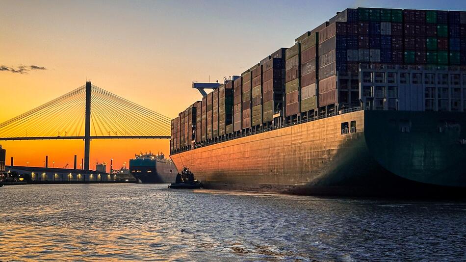 Ein Containerschiff gleitet in den Hafen von Savannah, Georgia