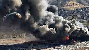 Inferno aus der Luft – Paraglider filmt Großbrand auf Baustelle