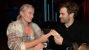 "GZSZ": Maren (l.) glaubt amüsiert, dass sich Julian in seinen Überzeugungskünsten überschätzt.