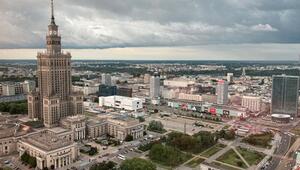 Polnische Hauptstadt Warschau mit dem Kulturpalast (l)