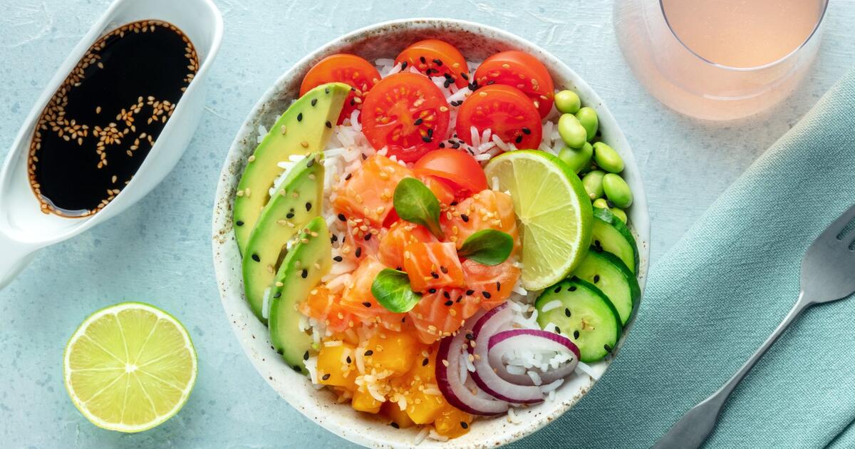 Poke Bowl mit Avocado, Lachs und Kirschtomaten | GMX.AT