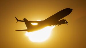 Flugzeug vor der Sonne
