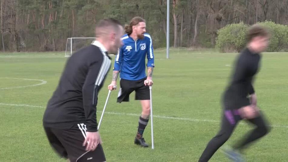 Fußball auf einem Bein – Pierre Kaiser spielt als beinamputierter Fußballer im regulären ...