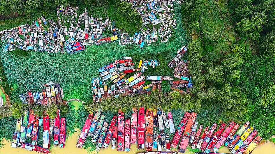 Apokalyptische Szenen: Hunderte Fischerboote verrotten auf chinesischem Fluss