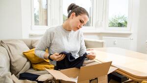 Eine Frau packt ein Paket aus