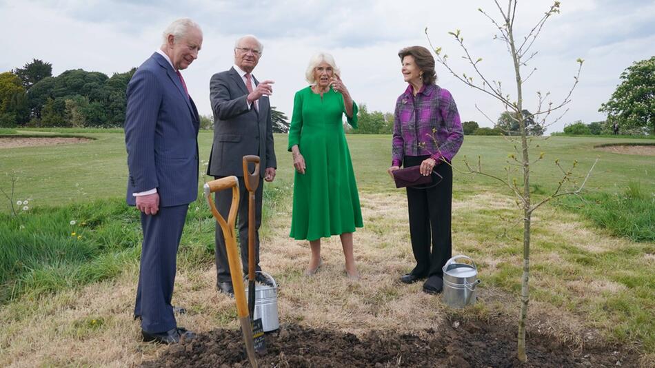 König Charles, König Carl Gustaf, Königin Camilla und Königin Silvia (v.l.) neben der ...