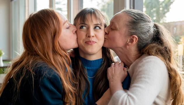 "So haben wir dich nicht erzogen": Balbina Augustin (Brigitte Hobmeier, l.), Hedwig Schaller ...