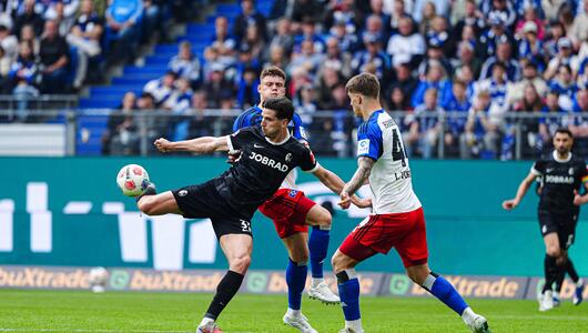 Igor Matanovic schießt aufs Hamburger Tor.
