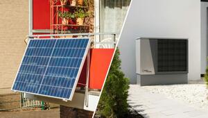 Links ist ein Solarpanel auf einem Balkon mit roten Wänden und Pflanzen zu sehen. Rechts steht ...