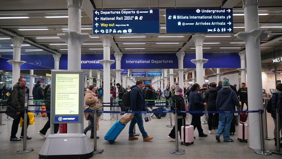 Überflutete Bahntunnel nahe London