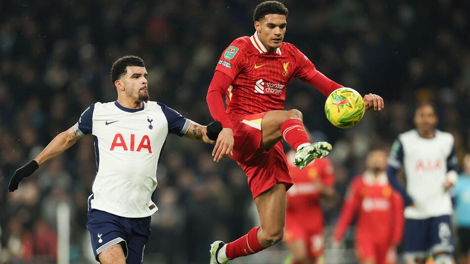 FC Liverpools Jarell Quansah (r)