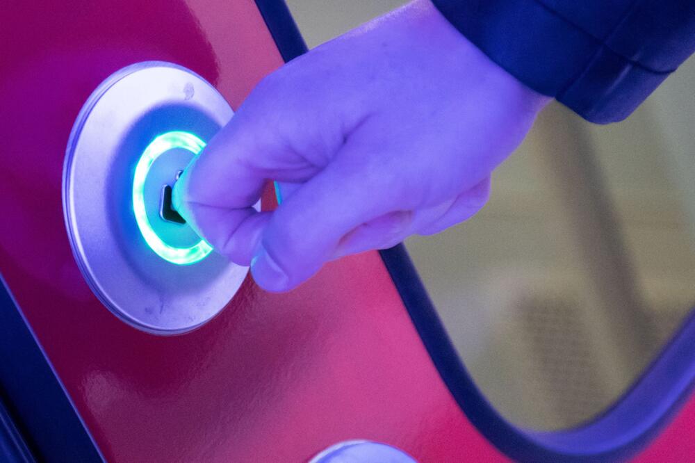 Mann betätigt Türöffner einer U-Bahn